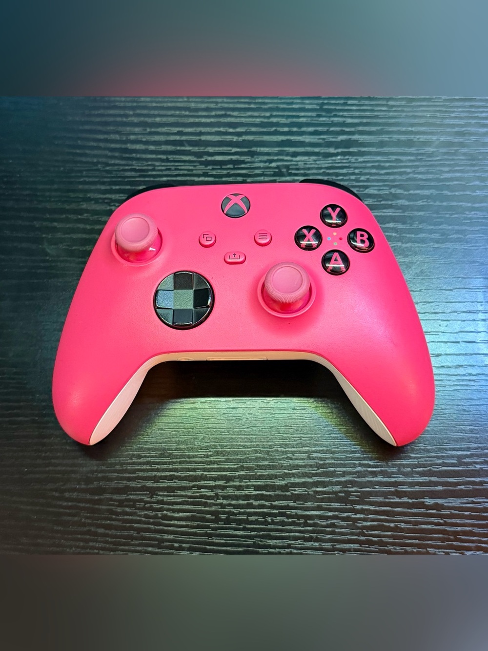Xbox Series S 512GB SSD Console in White & Pink Xbox Series X/S Controller - Picture 6 of 7